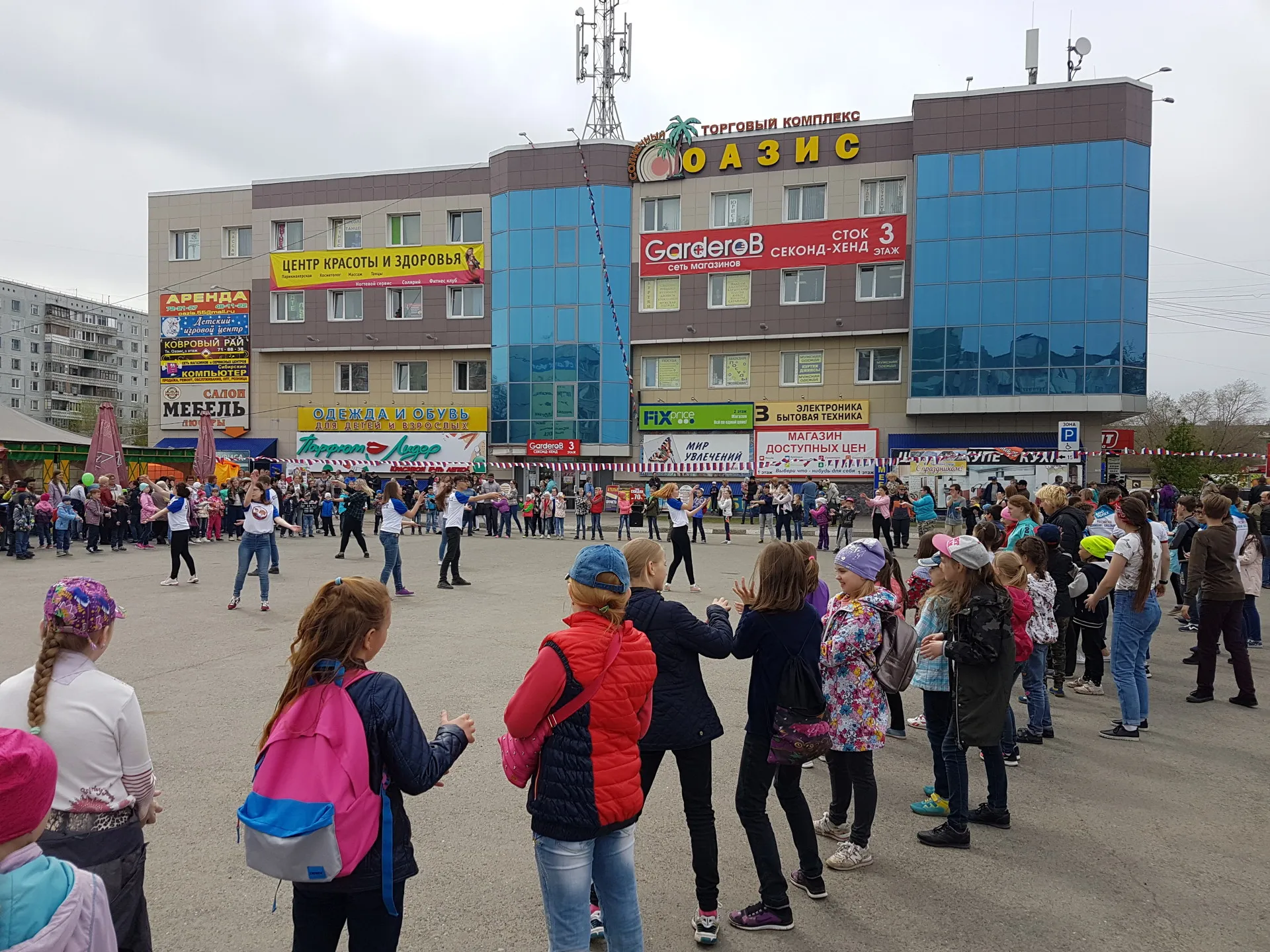 Праздник 1 июня у входа в комплекс