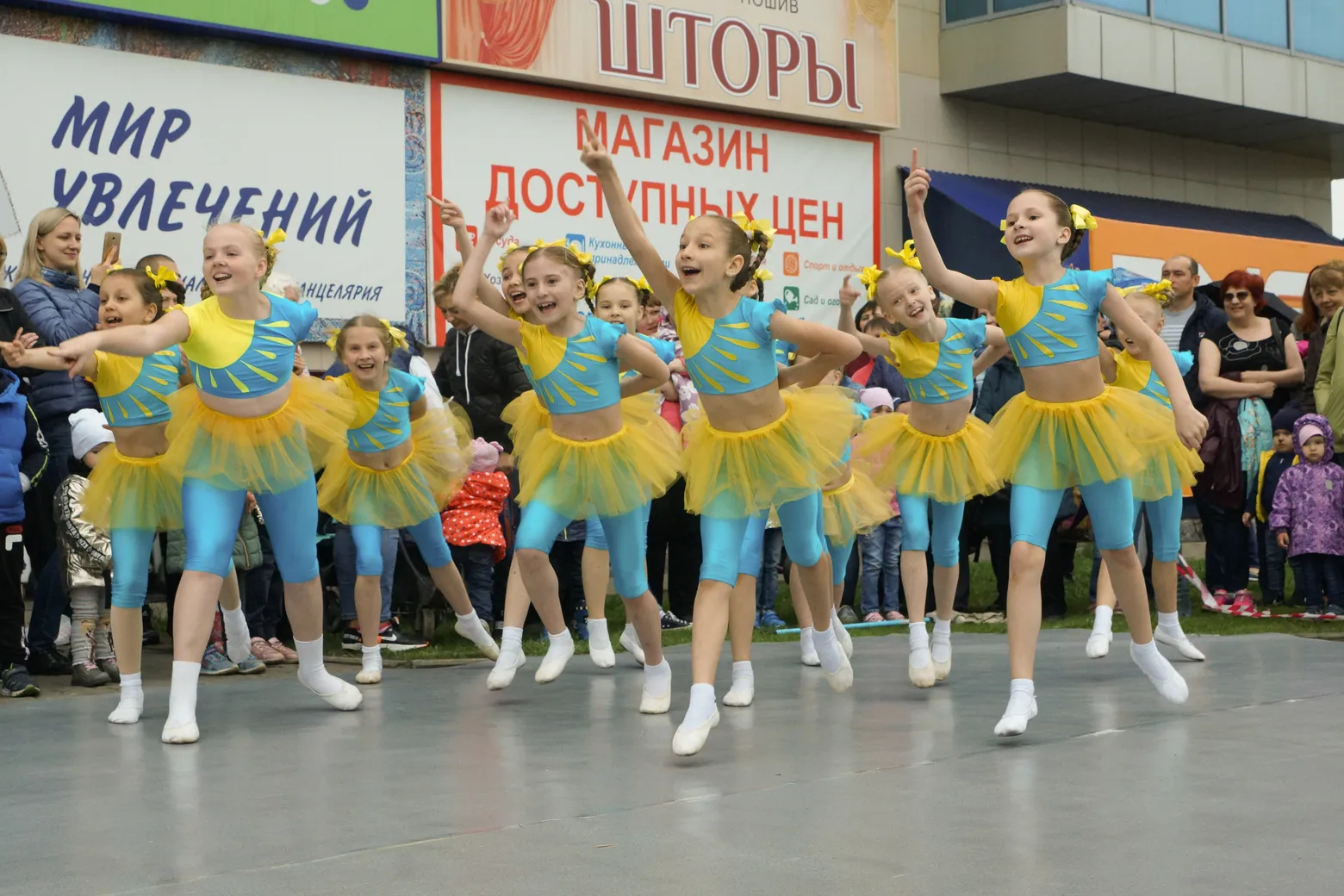 Праздник 1 июня во дворе комплекса
