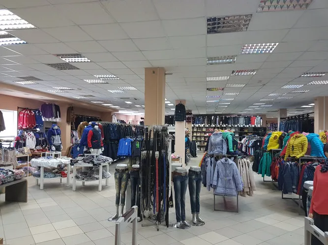Витрина магазина одежды для всей семьи