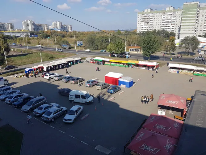 Ярмарка выходного дня возле комплекса