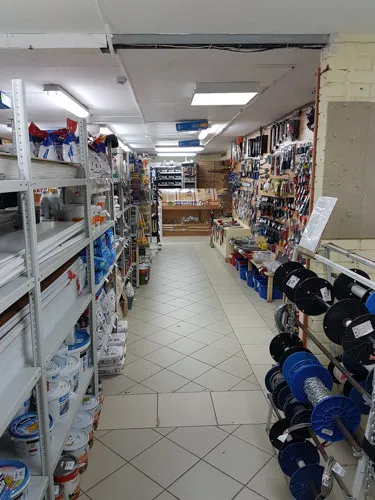 Крепёж на стеллажах магазина