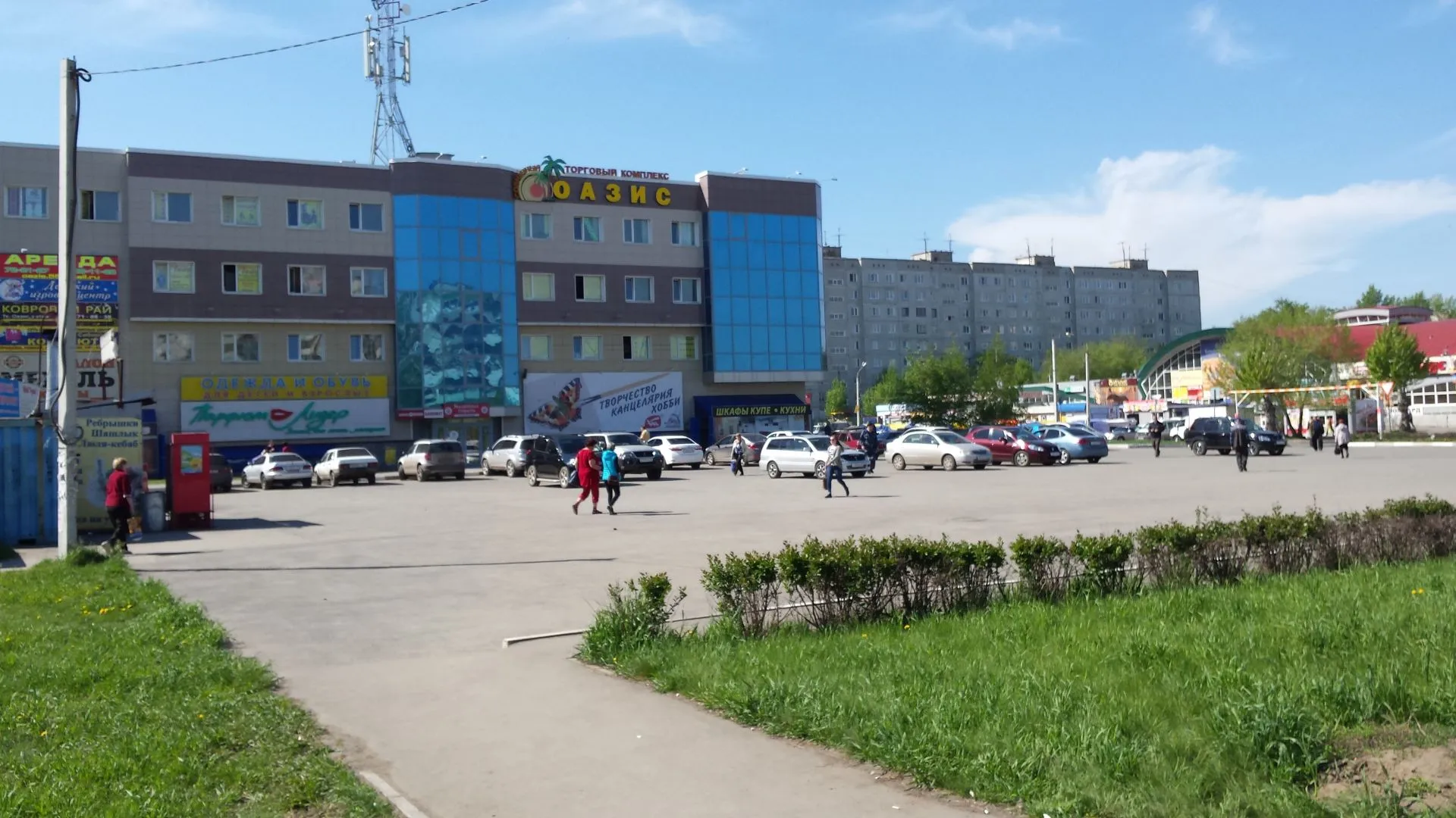 Парковка у входа в комплекс
