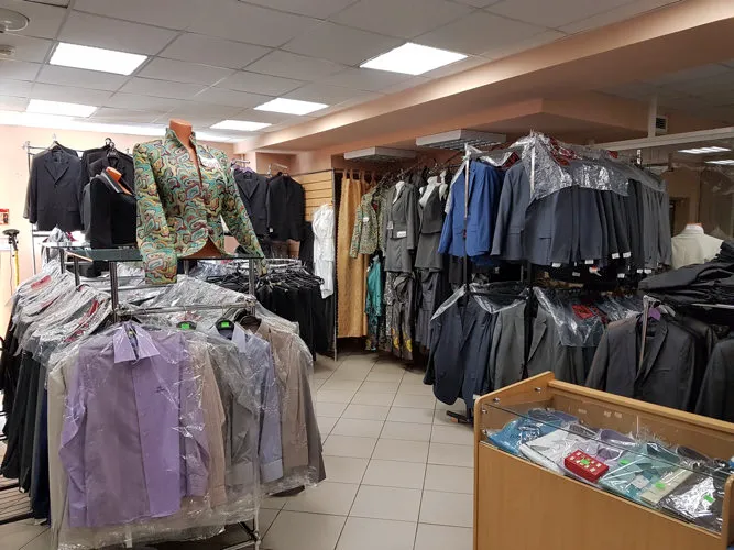 Мужские костюмы в магазине комплекса